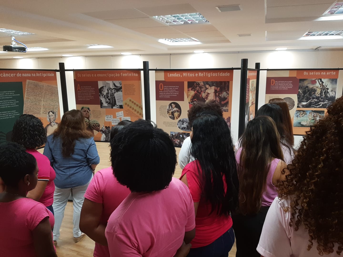 E.Tamussino apresenta para seus colaboradores exposição da Fiocruz em parceria com o Inca: A Mulher e o Câncer de Mama no Brasil.